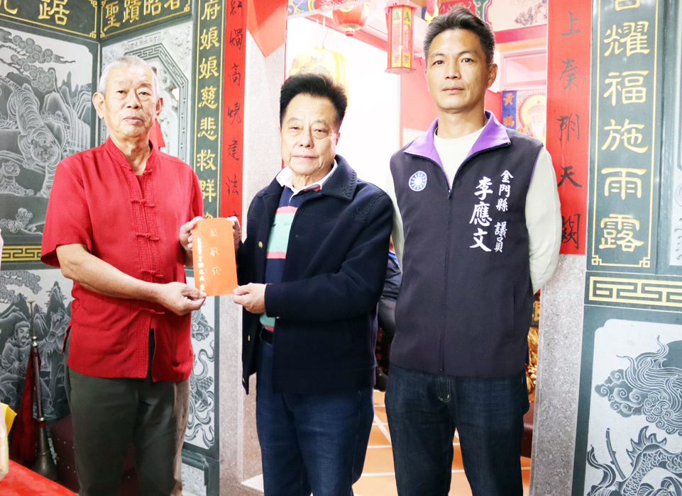 金門縣議長洪允典(中)昨率議會團隊至夏墅濟世宮參拜祈福。(議會提供)
