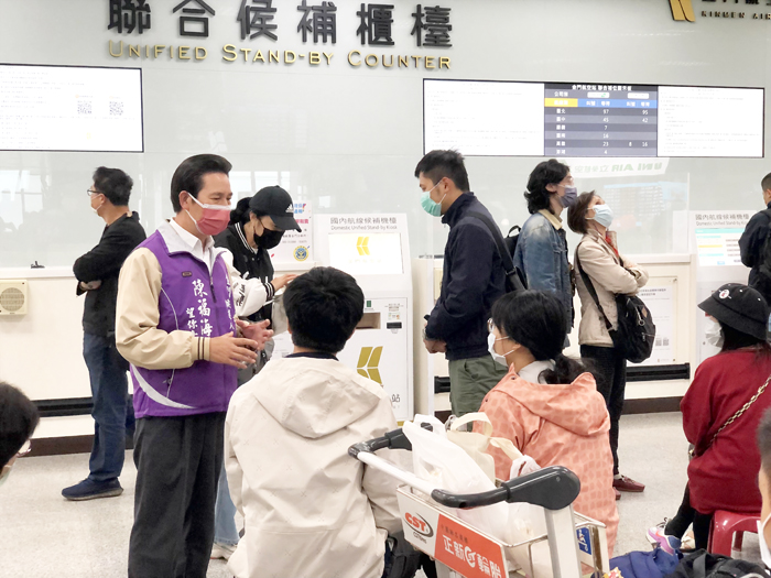 金門縣長當選人陳福海昨日一早現身金門機場,實地了解疏運狀況,也希望大家一起努力,適時解決機場疏運問題。(陳福海競選服務處提供)