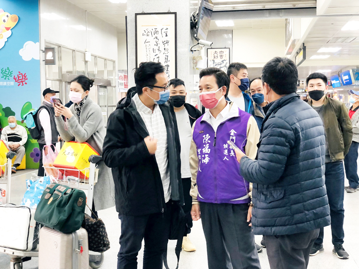 金門縣長當選人陳福海昨日一早現身金門機場,實地了解疏運狀況,也希望大家一起努力,適時解決機場疏運問題。(陳福海競選服務處提供)