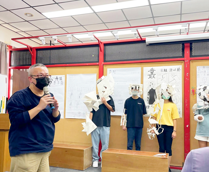 李俊凱經常指導學生並親自參加各項設計比賽。(金門大學提供)