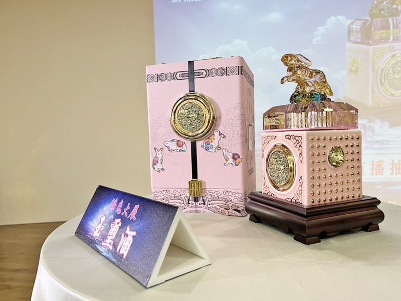 玉璽酒的推出,將邁入第9年,2023年推出「鴻兔大展」兔年玉璽酒,期待能在市場上大受歡迎。(高凡淳攝)