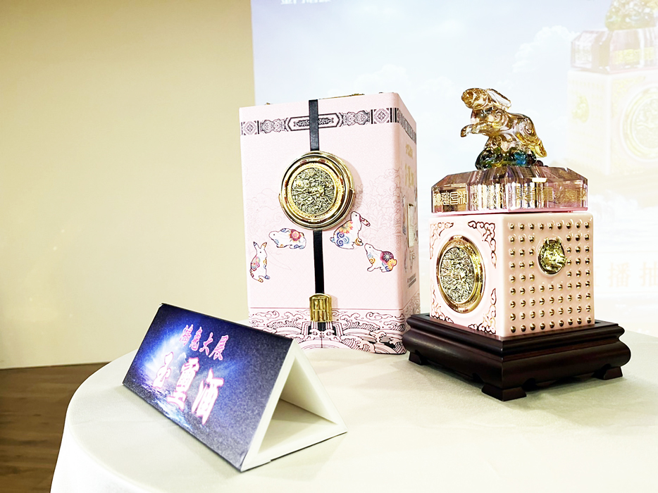 玉璽酒的推出,將邁入第9年,2023年推出「鴻兔大展」兔年玉璽酒,期待能在市場上大受歡迎。(高凡淳攝)