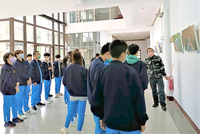 金門高中邀許小西辦理「看見金門」攝影展，分享美的故事。（莊煥寧攝）