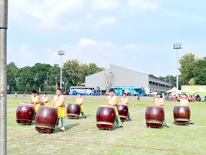 金寧中小學國小部鼓隊參加文陣（鼓術組）競賽，學生全神貫注投入演出。（金寧中小學提供）
