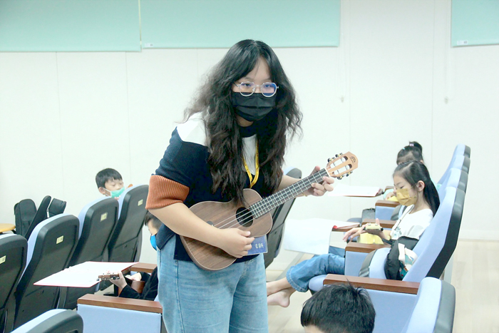 金門大學熱音社至湖埔國小辦理音樂營活動，社員們可藉此機會培養自身軟實力，讓大學生活更加豐富。（金門大學提供）