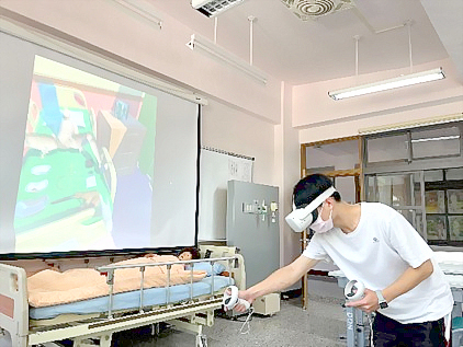 由護理學系與資訊工程學系成功開發的VR護理照護技能系統，大大提升學生學習興趣。（金門大學提供）