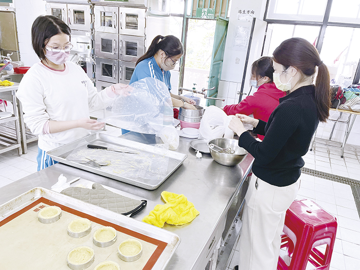 金門農工餐飲管理科舉辦「滿點大師，妙手回春」法式點心體驗營，與會師生認真製作出各式精緻點心。（金門農工提供）