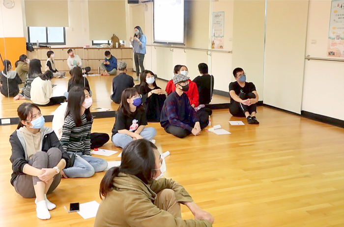 林佳慧心理師將學生分組，引導學生以「五年後的自己」進入冥想氛圍，規劃未來職涯藍圖。
（金門大學提供）