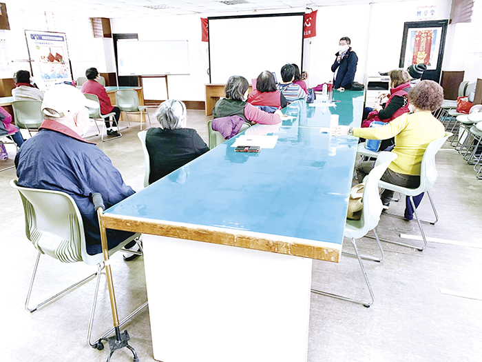 「女力～中高齡婦女經濟安全暨性別意識培力講座」於日昨在金湖鎮樂齡學習中心舉辦，並邀請金大社工系助理教授楊志誠前來授課。（林靈攝）