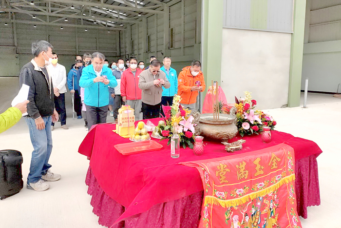 新塘掩埋場建置廢棄物倉儲貯存廠舉行完工儀式。環保署環境督察總隊總隊長李健育抵金主持，與環保局局長楊建立與各鄉鎮公所清潔隊隊長等共同見證中央與地方攜手展開本縣垃圾處理之新篇章。     （環保局提供）