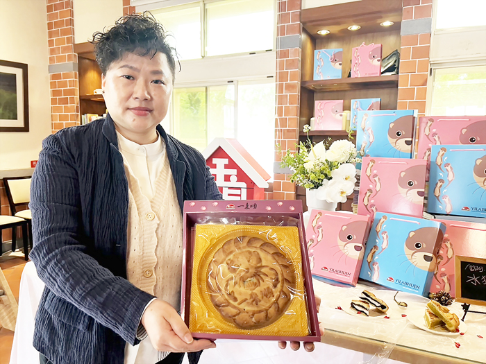 一來順食品公司研發新款「水獺餅」,盼喚醒大家「守護環境、愛護水獺」。(陳冠霖攝)
