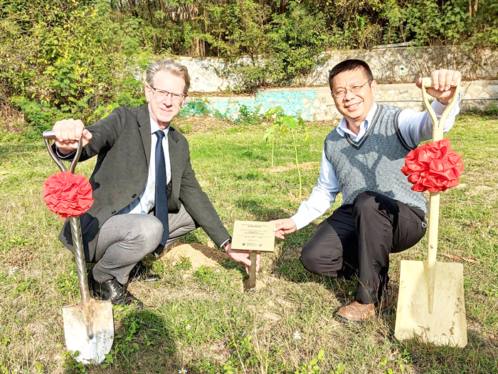 學術交流基金會執行長那原道博士與金湖國小校長陳為信連袂在金湖國小運動場旁草皮植下三株芭樂樹及三株木瓜樹,共同紀念傅爾布萊特植樹持續提倡台灣中小學英語教育。(金湖國小提供)