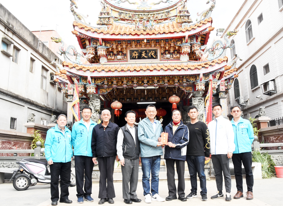 金城鎮東門里代天府溫府三千歲聖誕千秋,廟方建醮慶賀,縣長楊鎮浯率縣府主管前往上香參拜,並敬獻爐敬金,祈求護佑地方平安順遂。(莊煥寧攝)