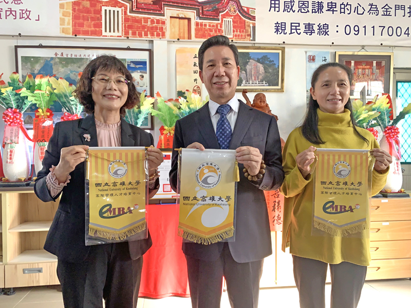 中選會委員暨高雄大學校長陳月端頒發該校校旗予縣長當選人陳福海及其夫人。(林靈攝)