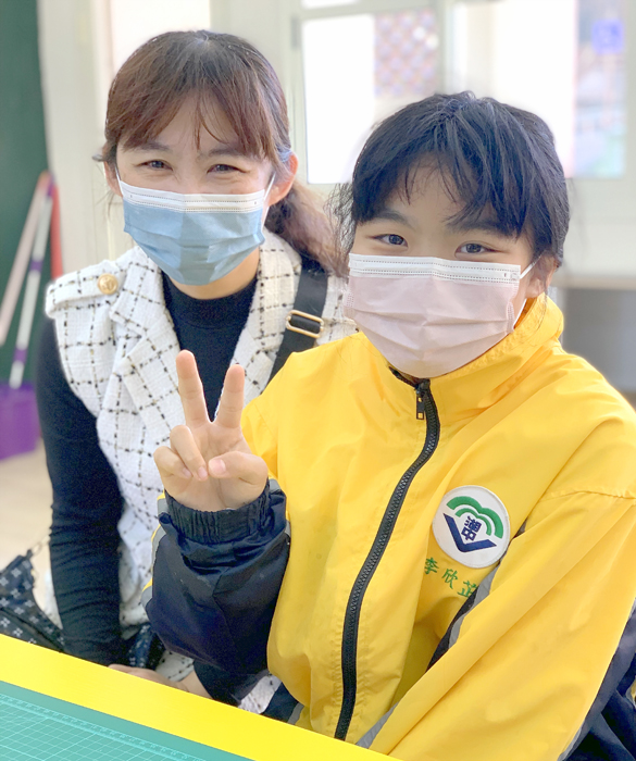 湖中語資班學生李欣芷與母親陳靜儀。（林靈攝）