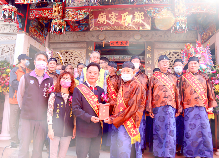 縣議會議長洪允典等人前往鄭氏家廟敬祭。（議會提供）