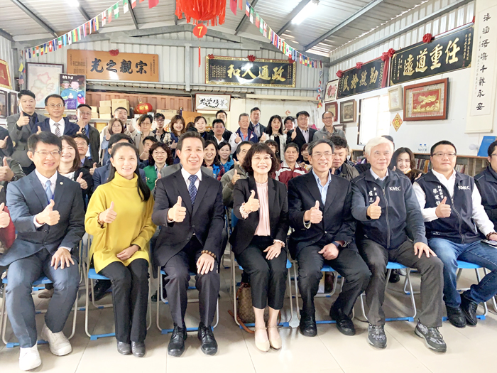 眾多鄉親與高雄大學校友觀禮。 （林靈攝）