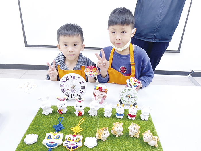 移民署南區事務大隊金門縣服務站舉辦「金門祥獅來獻瑞，新住民擴香石芳香DIY」體驗活動。
（移民署提供）