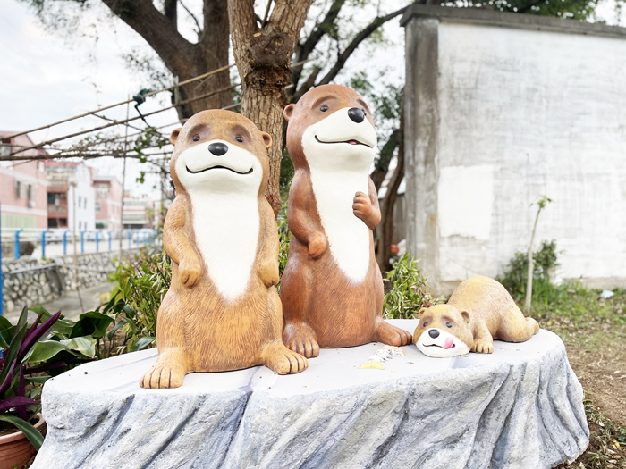 在曾出現水獺蹤跡的西溪仔橋頭裝置水獺泥塑及四組水獺椅，打造社區的新意象。（陳麗妤攝）
