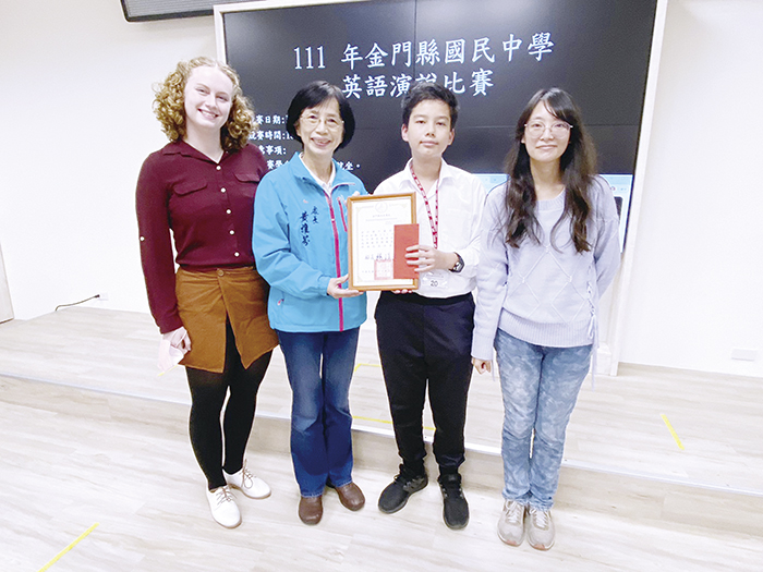 金門縣111年度國民中學英語演說比賽，金沙國中蘇悅（右2）獲得第一名。（金城國中提供）