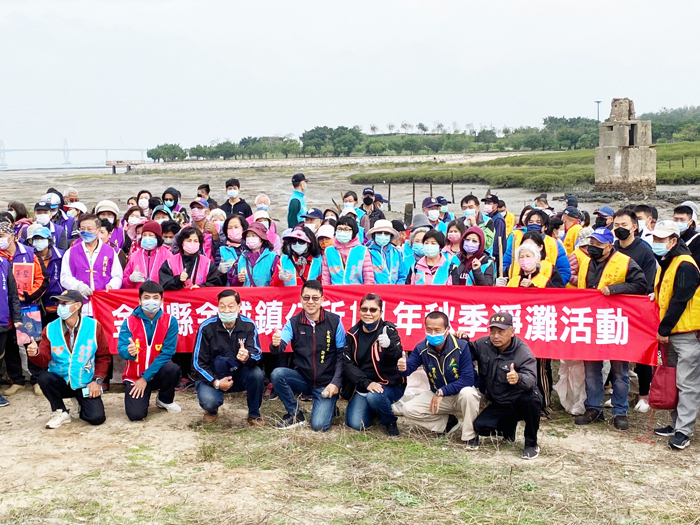 金門縣五鄉鎮昨日同步舉行秋季淨灘活動，其中金城鎮選定夏墅海灘辦理秋季淨灘。（金城鎮公所提供）
