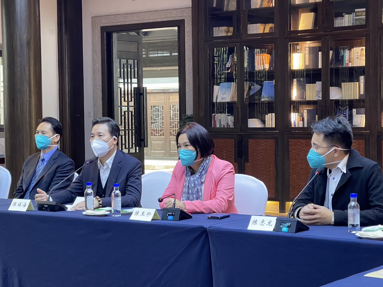 為加速處理小三通復航與金酒銷陸卡關事宜,金門縣長當選人陳福海與立委陳玉珍等人前往廈門與陸方人士會談。(陳玉珍辦公室提供)