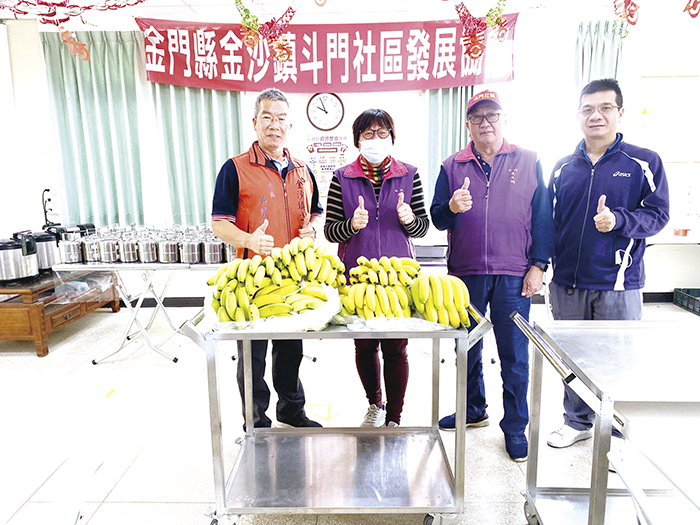 金沙鎮目前共計有8個社區(含協會)辦理定期共餐服務,850位長者參與。鎮長吳有家昨分別走訪各社區致贈水果慰問長者,關心共餐情形也提醒鄉親,近日氣溫下降,務必要做好保暖工作。(金沙鎮公所提供)