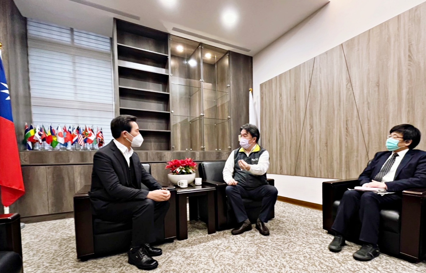 金門縣長當選人陳福海赴衛福部拜會疫情指揮中心指揮官王必勝,說明復航整備等相關規劃。(陳福海辦公室提供)