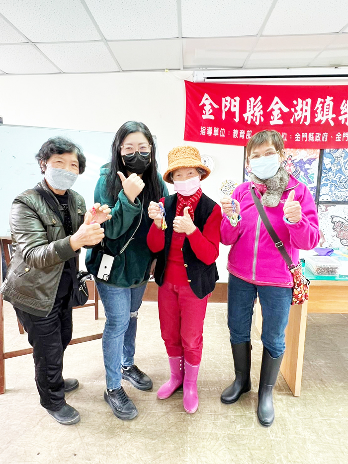 樂齡學員們發揮巧思，盡情揮灑創意，成果令人驚艷。（金湖鎮樂齡學習中心提供）