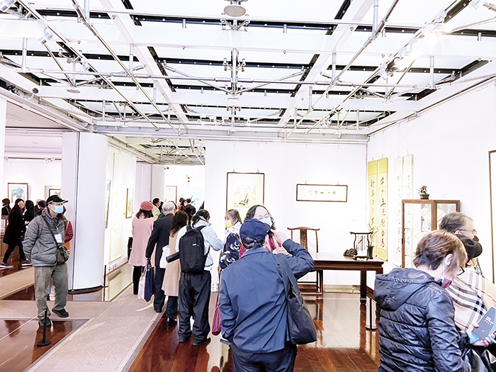 昨日展場湧入觀賞人潮。（淡江大學文錙藝術中心／提供）