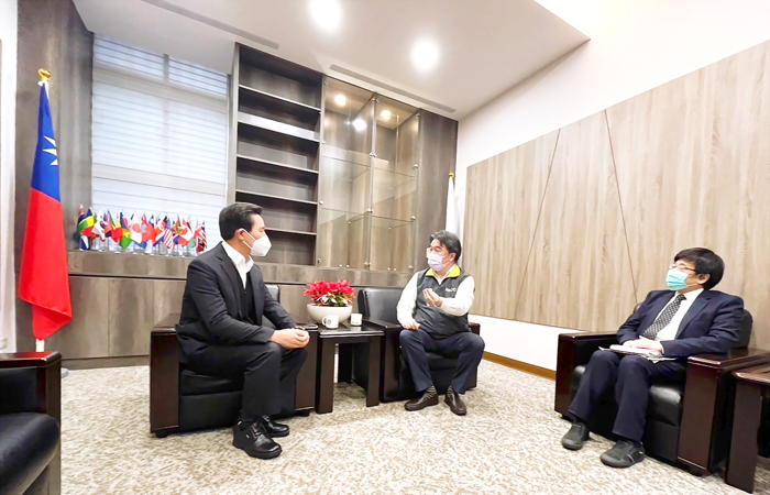金門縣長當選人陳福海赴衛福部拜會疫情指揮中心指揮官王必勝，說明復航整備等相關規劃。（陳福海辦公室提供）