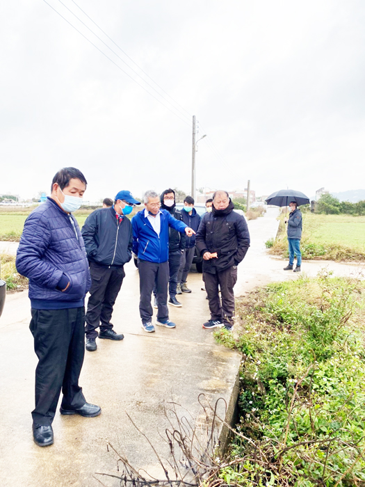 金沙鎮民代表會召開臨時會,昨審議通過3項提案,並前往環島東路、富康一村等地勘察產業道路及出海道路。
(金沙鎮民代表會提供)