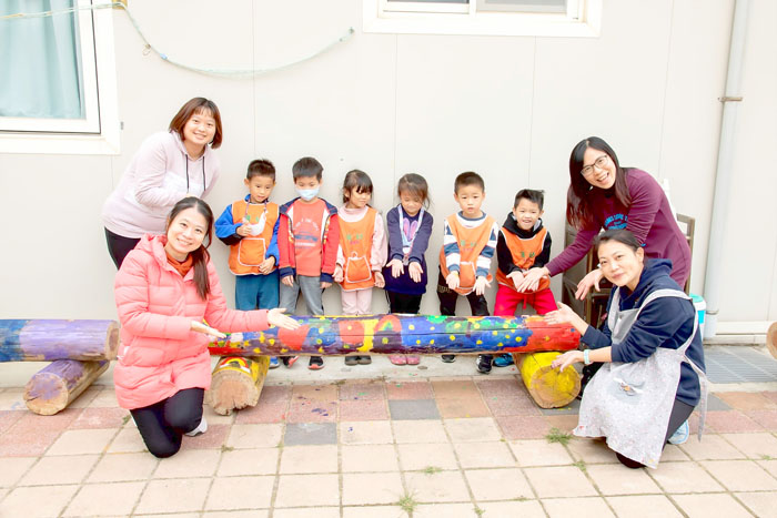 金湖國小幼兒園全體師生大手攜小手彩繪電桿椅、佈置二手玩具耶誕樹兩活動正於校園內熱烈展開。
（金湖國小提供）