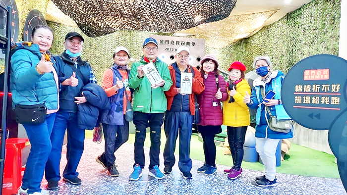 返金旅遊老兵人數持續成長，金門老兵召集令帶動觀光；縣府觀光處昨天由副處長何佩舉前往金門後備軍人服務中心致贈感謝狀。（金門縣政府觀光處提供）