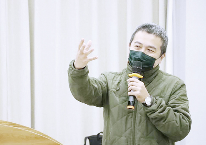 金大浯洲書院邀請知名紀錄片導演洪淳修蒞校演講，主題為《從刪海經到金門留念－在金門拍片的二三事》。（金門大學提供）