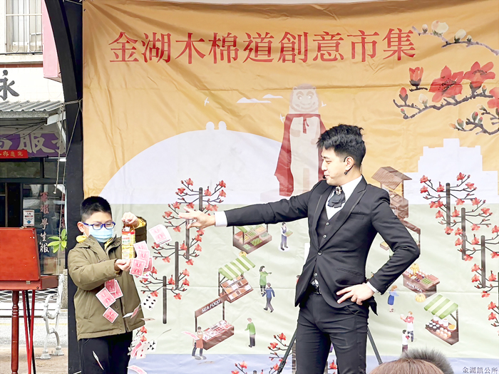 安排魔術秀表演。（陳冠霖攝）