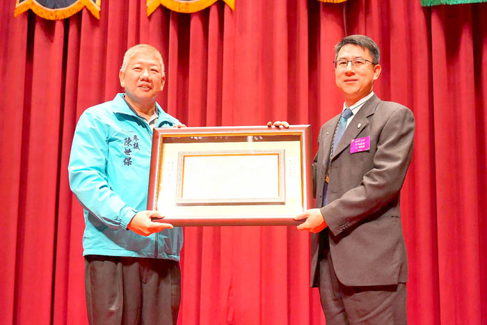 現任金門扶輪社社長許世丞（右）接受縣府參議陳世保（左）代表縣府致贈賀匾。（陳冠霖攝）