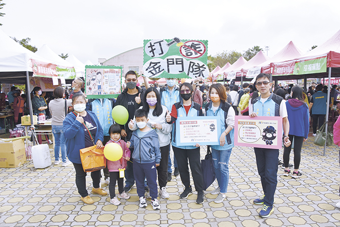 縣警局打詐金門隊在金門家扶中心辦理愛心園遊會活動現場與民眾進行識詐、防詐互動，提供民眾防詐應對之道，以遏阻詐騙。（莊煥寧攝）