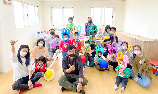 烈嶼托育資源中心舉辦的氣球活動，有助培養親子之間的感情。
（烈嶼托育資源中心提供）
