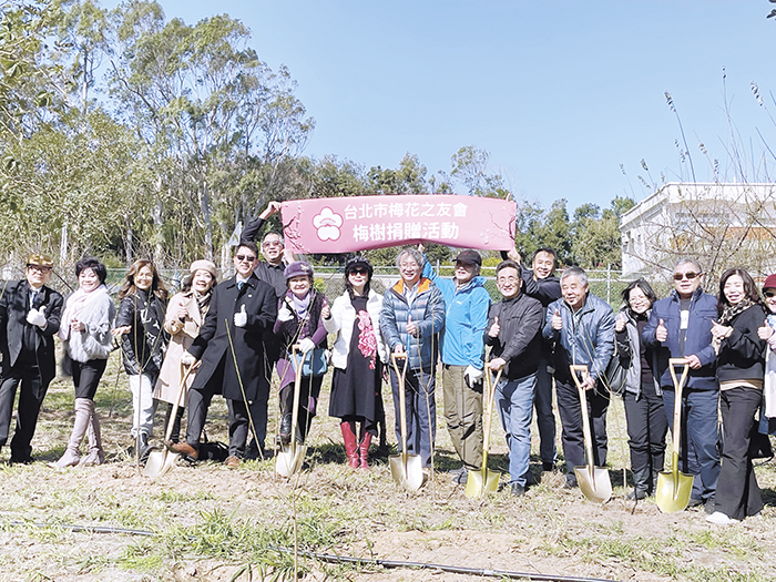 台北市梅花之友會捐贈梅樹給珠山社區。（陳冠霖攝）