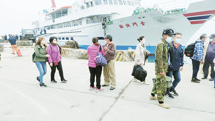 島上軍民進出烏坵，都需依賴軍方租用船隻。（讀者提供）