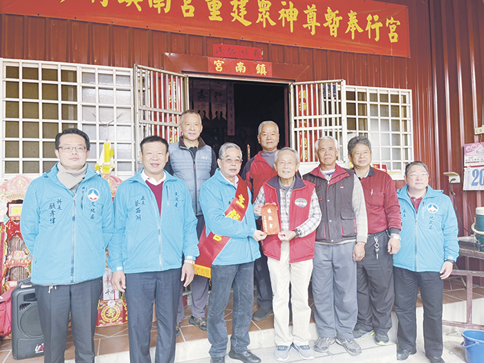 副縣長李增財在縣府團隊的陪同下前往上香祈福,並致贈爐敬金。(高凡淳攝)