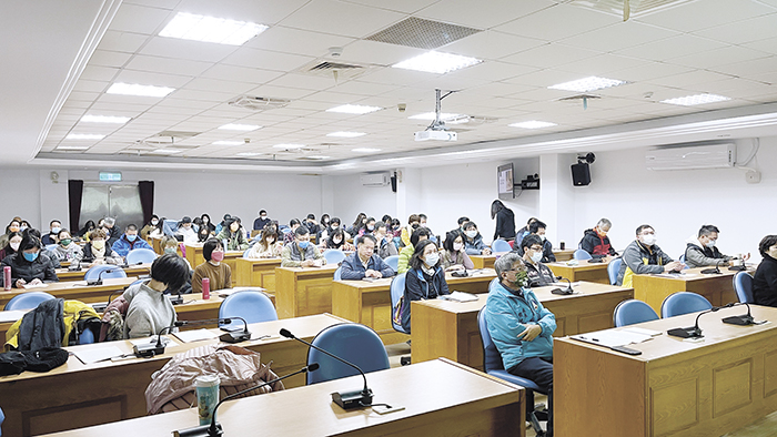 人事處辦理「111年度人事人員年終工作會報」,說明重大人事業務及法令,並由處長錢忠直代表頒發服務獎章及紀念品予即將榮退的人事主任翁志萍,表彰其在人事領域之專業及貢獻。(陳麗妤攝)