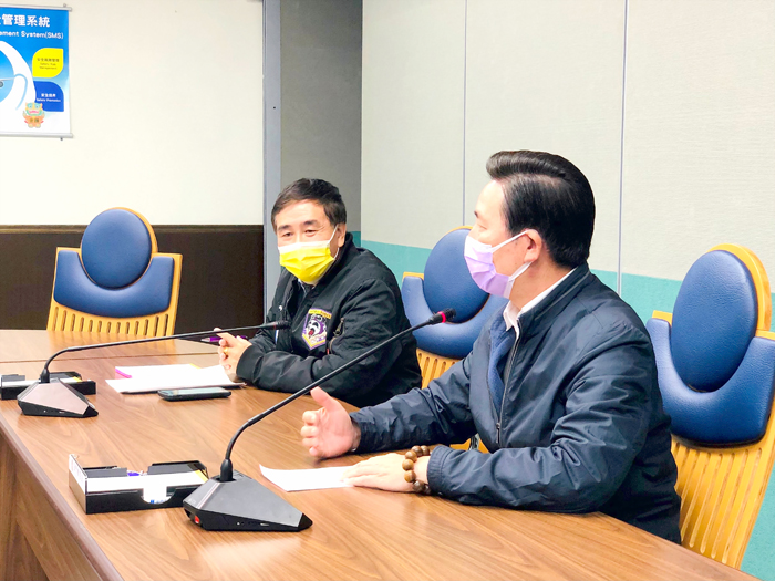 縣長當選人陳福海(右)昨參加金門航站112年春節疏運業務協調工作會議,強調自己也會如同以往,給予疏運團隊最大支持與協助。(陳福海辦公室提供)