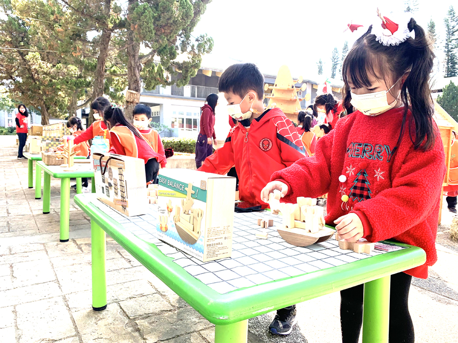 孩子們體驗各式木育玩具。（林靈攝）