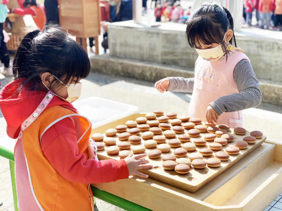 孩子們體驗各式木育玩具。（林靈攝）