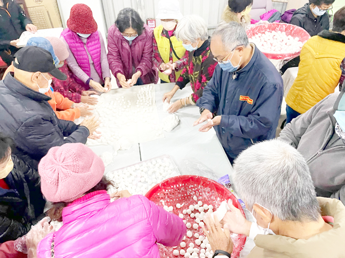 金城鳳翔社區宏德宮管委會冬至搓湯圓活動，傳播平安和喜悅。（翁維智攝）
