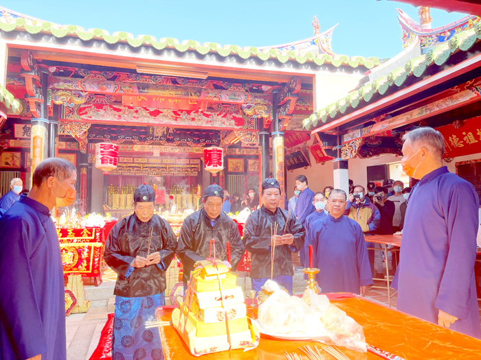 金湖鎮成功陳氏宗親於昨（22）日下午2時在陳氏宗祠舉行莊嚴隆重的祭祖大典。（林靈攝）