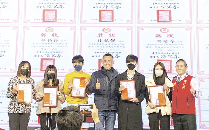 臺中市浯江金門同鄉會召開第十八屆第二次會員大會暨獎學金頒贈、重陽敬老活動，縣長楊鎮浯參與盛會並應邀頒獎。（臺中市浯江金門同鄉會提供）