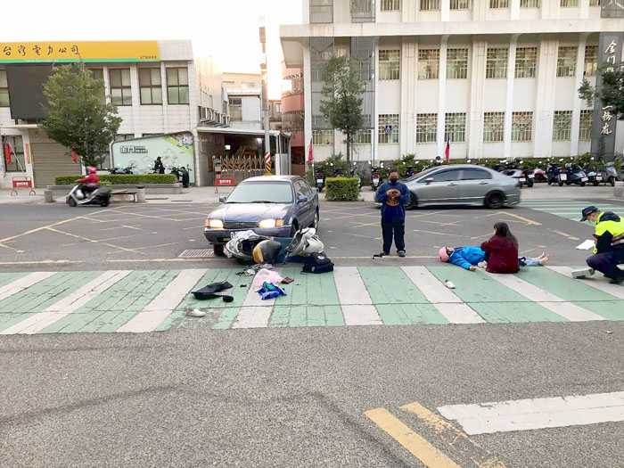 金城鎮民生路縣府前路口發生一起交通事故，邱姓男子駕駛自小客車與蔡姓女子所騎乘機車發生碰撞，導致蔡姓駕駛及盧姓女乘客全身多處擦挫傷送醫治療。（金城分局提供）